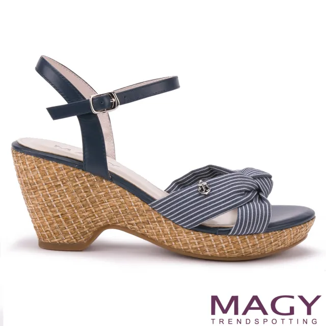 【MAGY】異國風情 條紋布面扭結拼接牛皮編織楔型涼鞋(藍色)