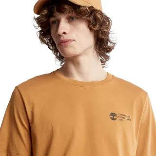 【Timberland】男款小麥色有機棉背部醒目印花短袖T恤(A6215P47)