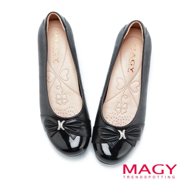 【MAGY瑪格麗特】氣質甜美女孩 牛皮抓皺蝴蝶結鑽飾平底娃娃鞋(黑色)