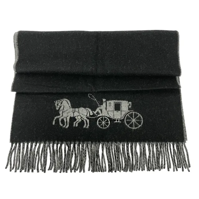 【COACH】新款大馬車LOGO100%羊毛圍巾(黑灰)