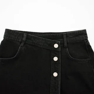 【GUESS】女裝-鈕釦設計純色牛仔短褲裙-黑(Q2GD598105ZBLWA)