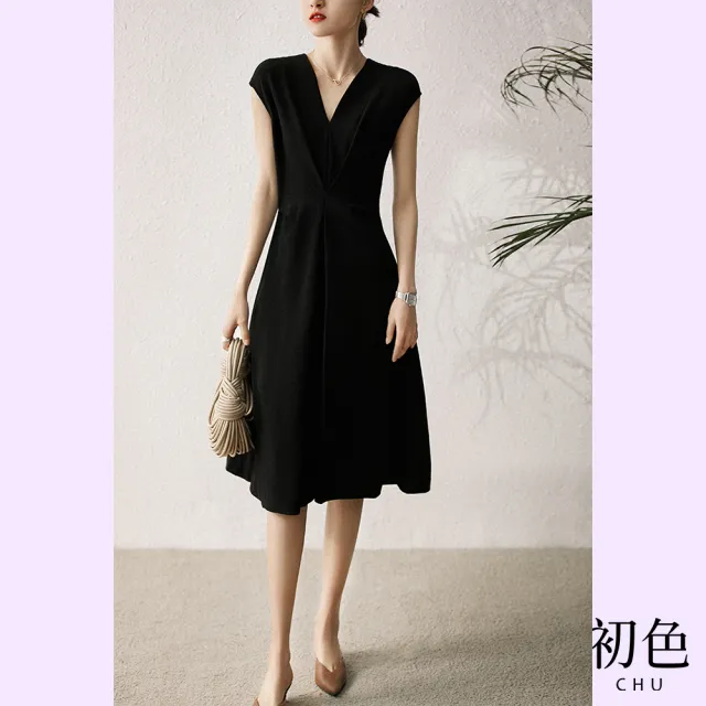【初色】法式小黑裙時尚經典V領洋裝-黑色-61961(M-XL可選)