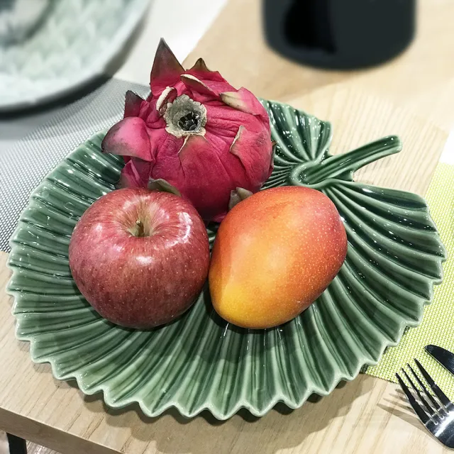 【YU Living 信歐傢居】夏日棕櫚葉造型陶瓷裝飾盤 葉子餐盤(寬32cm / 綠色)