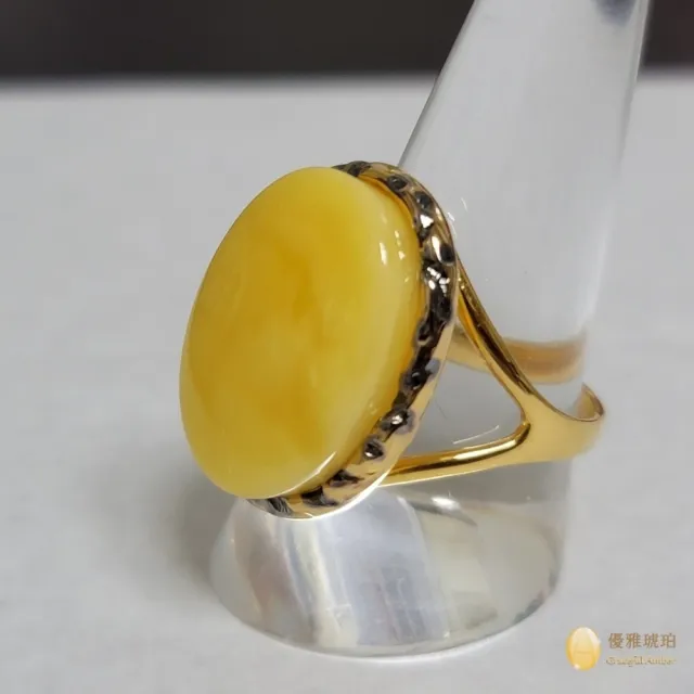 【優雅琥珀】來自波羅地海 橢圓平面形 蜜蠟戒指(戒檯點綴黑金 搭配高雅造型與蜜蠟紋路)