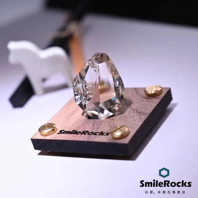 【SmileRocks 石麥】巴西茶黃晶彩虹光隨形水晶 3.8x2.7x1.6cm(附SmilePad 6x6底板)