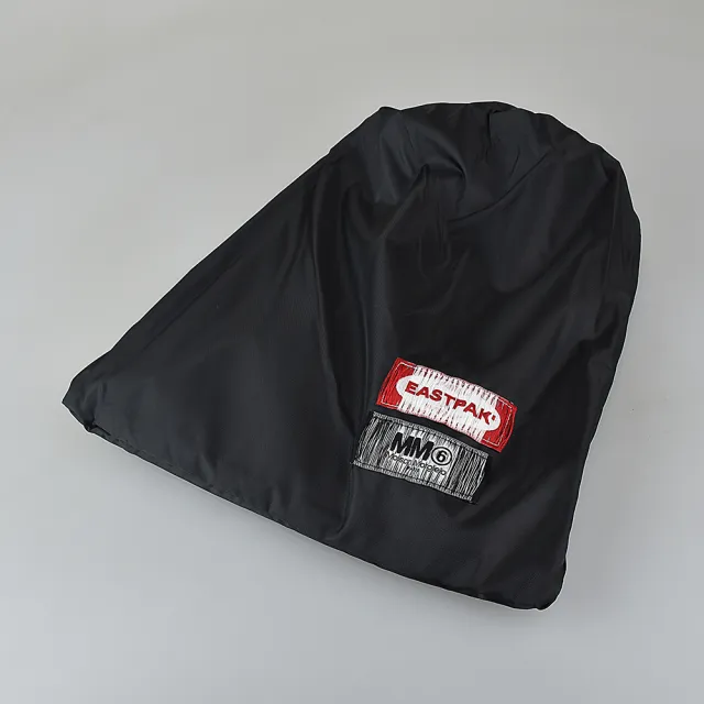 【MM6 MAISON MARGIELA】MM6 Maison Margiela x Eastpak聯名款標籤LOGO尼龍肩背三角包(紅)