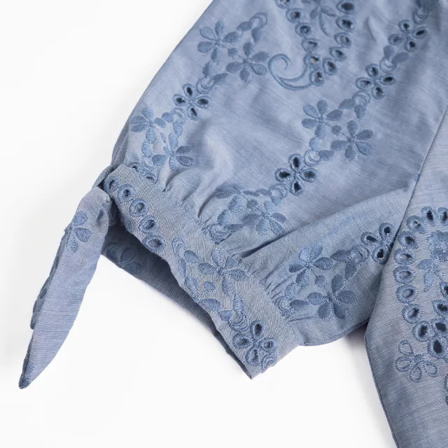 【ILEY 伊蕾】馬德拉花卉孔洞氣質綁結方領上衣(藍色；M-XL；1222081066)
