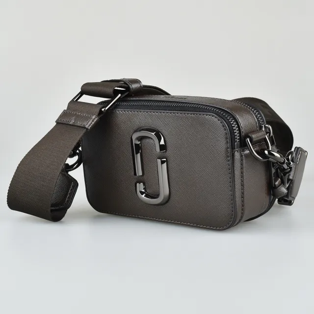 【MARC BY MARC JACOBS】金屬大LOGO防刮皮革THE SNAPSHOT DTM相機斜背包(深棕)