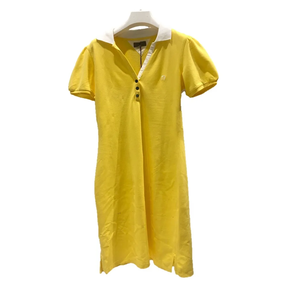 【AIGNER 艾格納】刺繡LOGO V領素面POLO衫棉質連身洋裝(黃色)