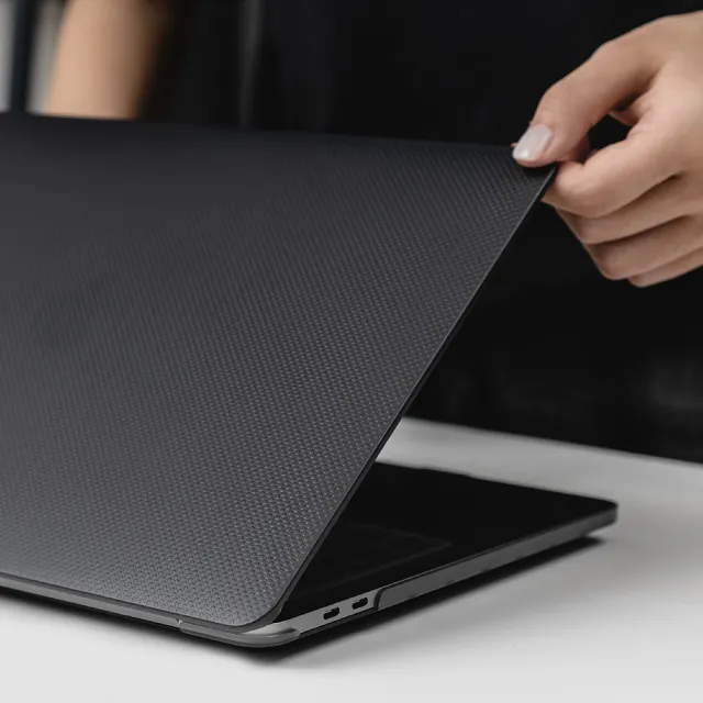 【SwitchEasy】MacBook Pro 13吋 Touch 刻紋電腦保護殼(支援M1/M2晶片 Pro 13吋)