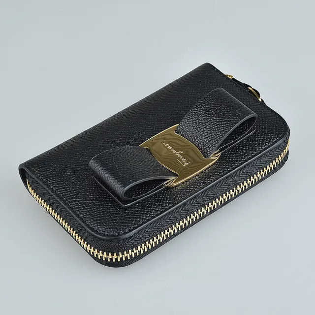 【Salvatore Ferragamo】VARA蝴蝶結設計金屬LOGO牛皮拉鍊零錢名片包(黑)