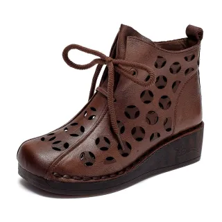 【Vecchio】真皮短靴 坡跟短靴 縷空短靴/真皮頭層牛皮幾何縷空典雅復古繫帶坡跟短靴(咖)