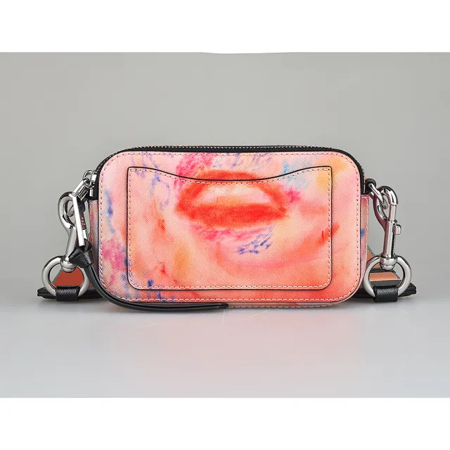 【MARC JACOBS】MARC JACOBS SNAPSHOT銀字LOGO水彩紮染設計防刮牛皮雙拉鍊斜背相機包(水彩粉)