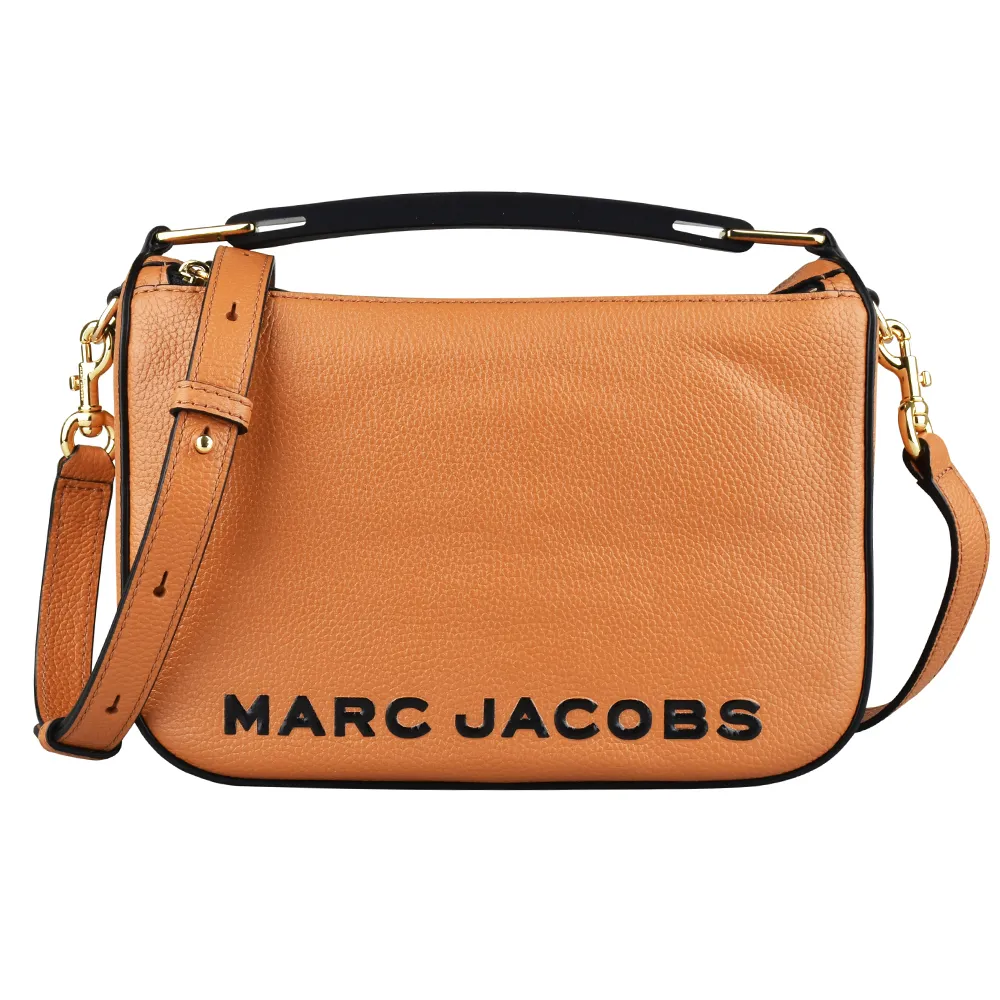 【MARC JACOBS 馬克賈伯】MARC JACOBS THE SOFT BOX 23黑字LOGO牛皮拉鍊手提斜背包(黑芥末黃棕)