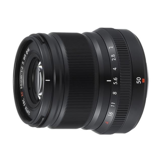 FUJIFILM 富士 XF 50mm F/2 R WR 是一款輕巧標準定焦鏡頭，重量僅 0g~200g，適用於 Fujifilm X-Mount 相機系統。具備 R 系列經典設計與 WR 防塵防水功能，完美捕捉人像與日常風光。平行輸入來源，提供非人為因素一年保固（碰撞、外拆、摔落、進水、進沙、清洗、發黴、外修等不在範圍內），品質可靠，適合攝影愛好者選擇。
