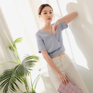 【OB 嚴選】不易皺V領純色短袖短版上衣 《AB17347》