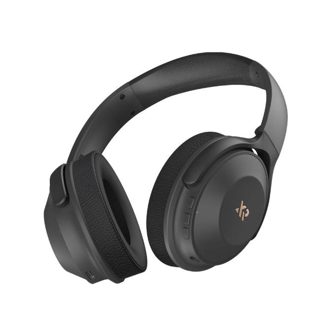 XROUND VOCA MAX XV02 藍芽耳罩式耳機，採用先進藍芽連線模式，提供穩定無線音訊體驗。配備內建麥克風，適合通話與娛樂使用，無線控設計簡潔。TYPE-C 輸入端子方便快速充電，單耳重量僅 5g，輕盈舒適不壓耳。黑色系外觀時尚，適用通用作業系統，中國製造，一年保固安心。完美選擇日常聆聽與多媒體應用，提升您的數位生活品質。