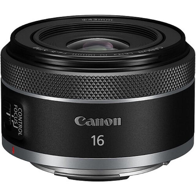 Canon 佳能 RF 16mm f/2.8 STM 是一款專為全幅相機設計的廣角定焦鏡頭，具備恆定 f/2.8 大光圈，提供出色低光表現與淺景深效果。STM 馬達確保快速靜音對焦，適合風景、建築與室內攝影。貨源為公司貨，規格及隨機標準配備以實際出貨為主，如有錯誤或不符者，將不再另行補寄或更換，謝謝！