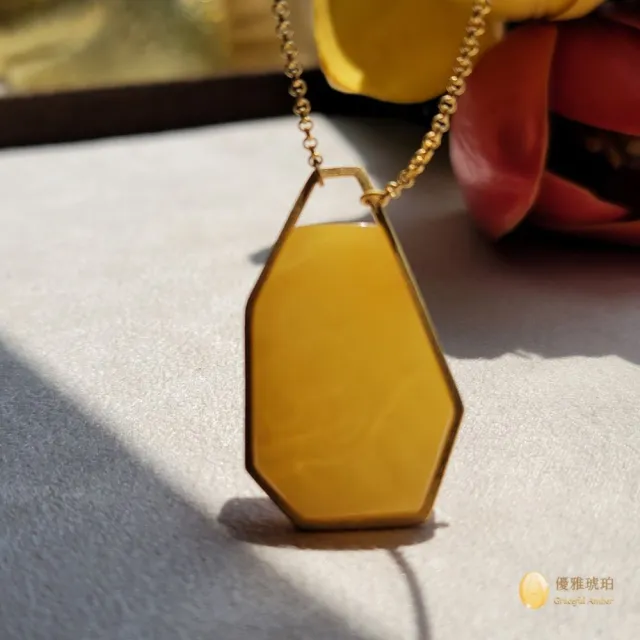 【優雅琥珀】來自波羅地海 自然多邊型 蜜蠟項鍊(獨特的美感 現代化設計風格 925銀鍍金 磨砂邊框)