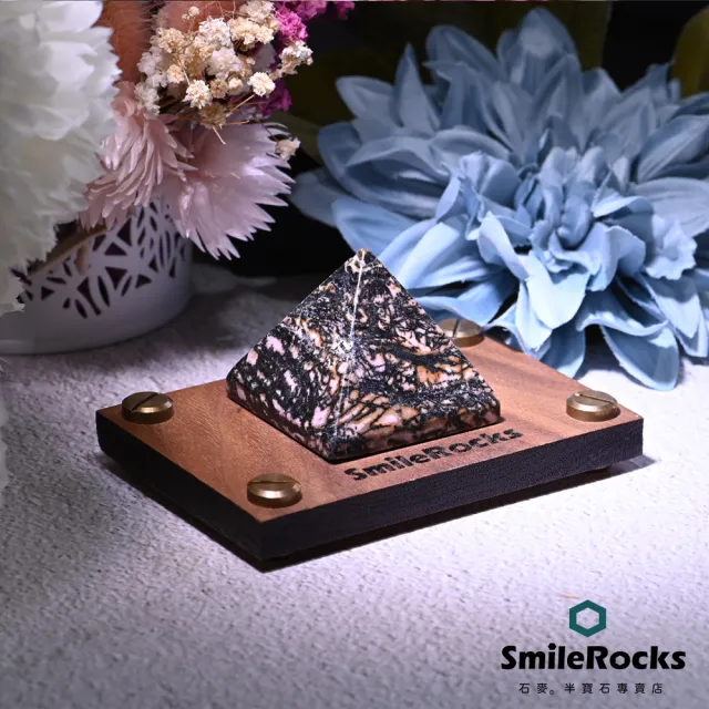 【SmileRocks 石麥】玫瑰石金字塔 4.0x3.9x3.4cm(薔薇輝石 附SmilePad 6x9 底板)