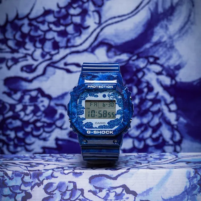 CASIO 卡西歐】G-SHOCK 青花瓷系列電子手錶(DW-5600BWP-2/速) - momo