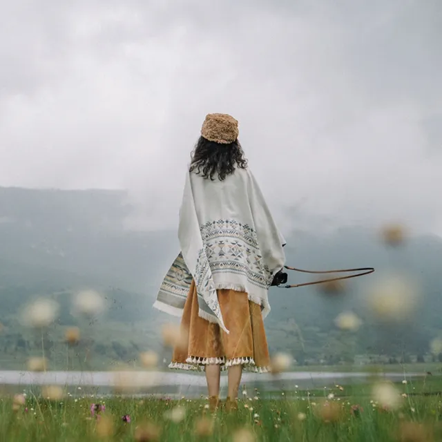 【Emi 艾迷】民族風披風斗篷流蘇圍巾 雙面仿羊絨保暖大斗篷(冬日保暖 年節出遊 新年)