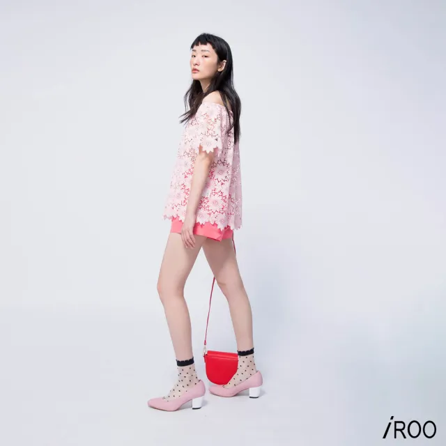 【iROO】一字領蕾絲女人設計短袖上衣