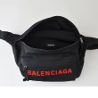 【Balenciaga 巴黎世家】BALENCIAGA WHEEL刺繡紅字LOGO尼龍雙拉鍊袋胸掛/腰包(黑x紅)