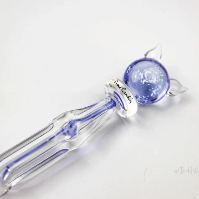 【pierre cardin 皮爾卡登】Pierre Cardin 貓咪水晶玻璃筆+筆擱 - 藍(文創小品)