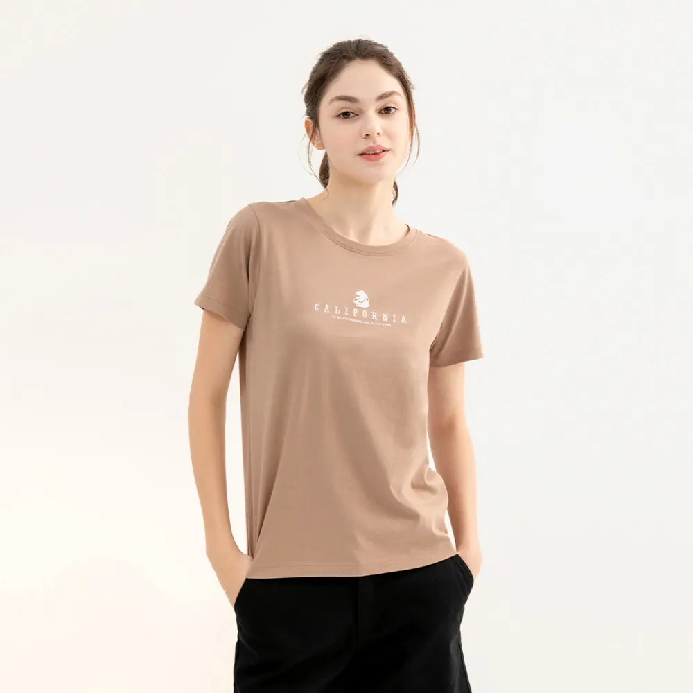 【Hang Ten】女裝-REGULAR FIT BCI純棉加州熊刺繡短袖T恤(卡其)