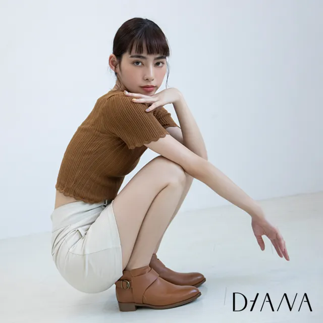 【DIANA】3.5 cm質感牛皮素面金屬皮帶釦飾側拉鍊德比短靴-經典復古(焦糖棕)