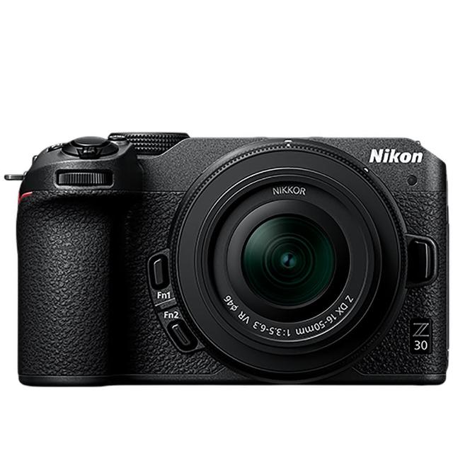 Nikon尼康 Z 30 Nikon 尼康 Z30 微單眼相機,搭載 APS-C CMOS 影像感應器,有效畫素達 2090 萬,3.0 吋以上翻轉式可觸控 TFT LCD 螢幕,ISO 範圍高達 25600 以上,支援 SD/SDHC/SDXC 儲存,最快快門 1/4000 秒,具備視平式電子觀景器 100% 視野率,多媒體功能包括 WiFi、藍芽、NFC、高速 USB 2.0 及 HDMI。機身尺寸 128 x 73.5 x 59.5 mm,重量僅 350g(不含電池),12 個月保固,公司貨,適合文青及 vlog 創作。