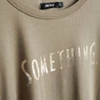 【SOMETHING】女裝 叢林剪影LOGO印花短袖T恤(墨綠)