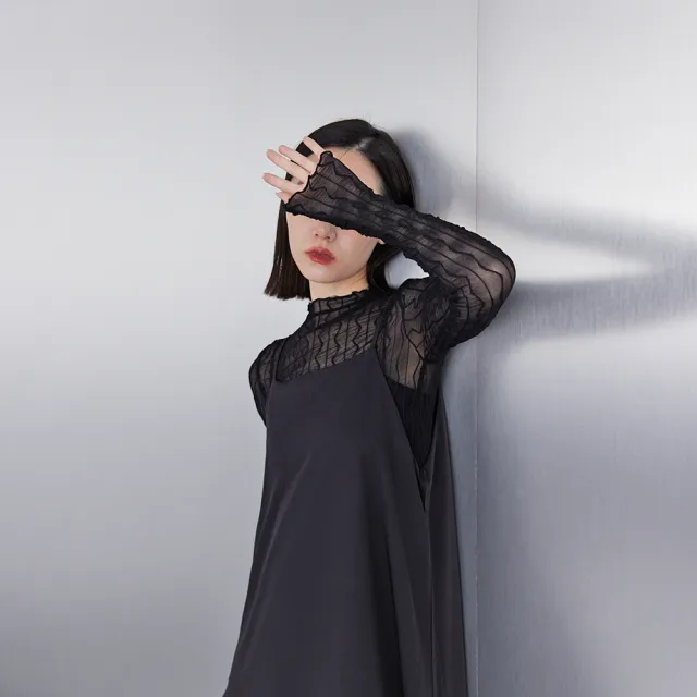 【Queenshop】女裝 長袖 簡約波紋設計透膚內搭上衣-黑 現+預 01097532