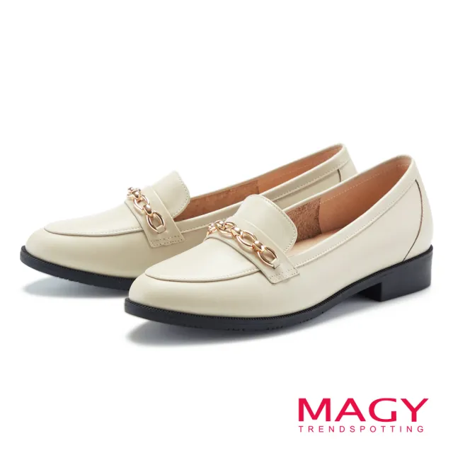 【MAGY】牛皮金屬鏈釦尖頭低跟樂福鞋(米色)