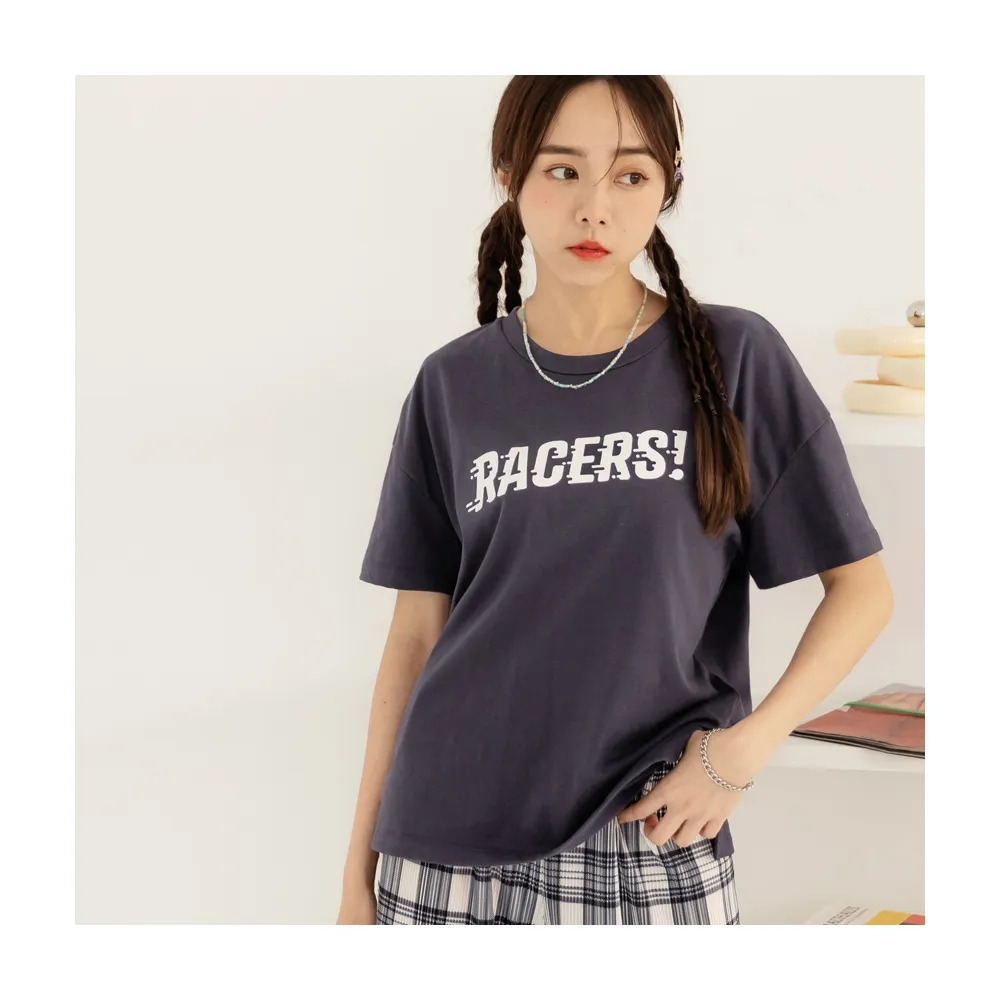 【OB 嚴選】棉質個性印花前短後長短袖上衣 《AB18263》