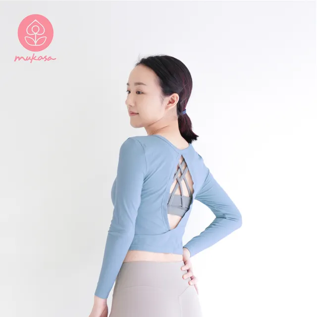【Mukasa 慕卡莎】DURABLE 挖洞露背長袖坑條罩衫 - 天空藍 - MUK-23044(瑜珈服、瑜珈罩衫、運動上衣)