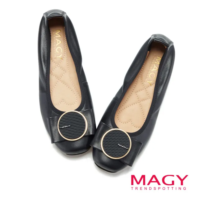 【MAGY】圓形飾釦鬆緊帶真皮方頭平底鞋(黑色)