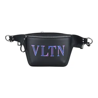 【VALENTINO 范倫鐵諾】VALENTINO GARAVANI VLTN 霓虹縮寫LOGO小牛皮拉鍊胸腰包(黑)