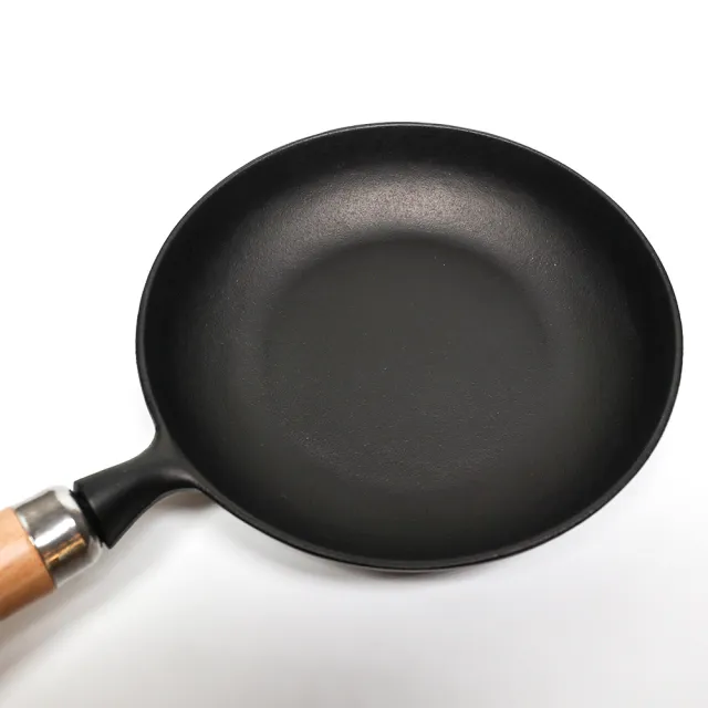 【福介商店】日本鑄鐵鍋南部鐵器 岩鑄 歐姆蛋木柄平底鍋 21cm(IH爐可用鍋 平底鍋 炒鍋 煎鍋)