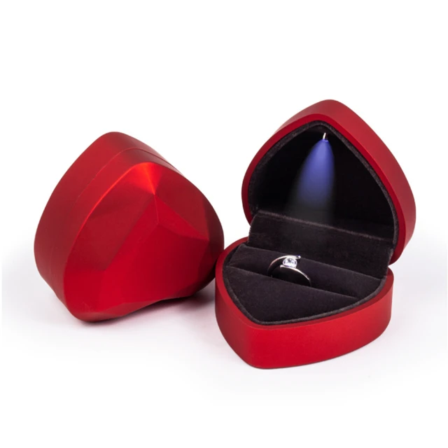 【心之所向】愛心造型LED燈求婚戒指盒(鑽戒盒 飾品展示盒 珠寶盒 飾品收納 禮品 禮物 情人節 包裝)