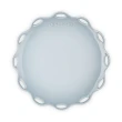 【Le Creuset】瓷器蕾絲花語系列圓盤 25cm(蛋白霜/銀灰藍/悠然綠/貝殼粉)