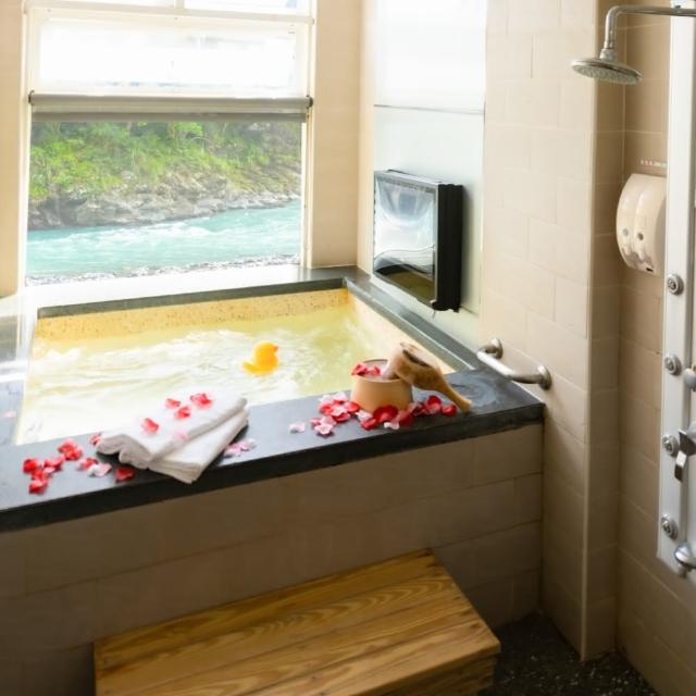 【湯布苑溫泉館】2人溪景湯屋1小時泡湯+飲料及麻糬