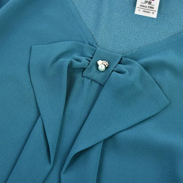 【ILEY 伊蕾】都會優雅蝴蝶結荷葉雪紡上衣(深藍色；M-XL；1232061149)
