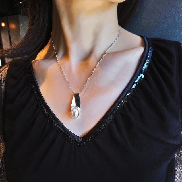 【mittag】embrace pearl necklace_擁抱珍珠項鍊(珍珠 簡潔 俐落 個性 閃亮 項鍊 環保飾品 友善環境)