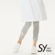 【SKY YARD】網路獨賣款-彈性撞色字體印花內搭褲(麻灰色)