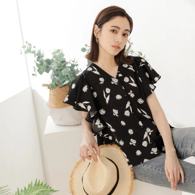 【OB 嚴選】小V臉V領開襟花卉印花荷葉袖上衣 《AB18520》