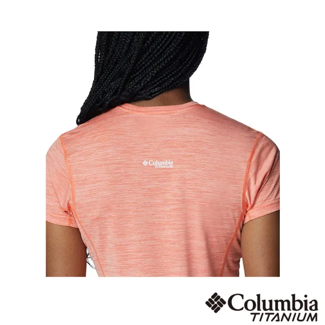 【Columbia 哥倫比亞 官方旗艦】女款-鈦 LOGO 快排短袖上衣-橘紅(UAK52540AH  / 2023年春夏)