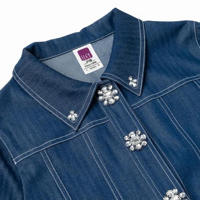 【ILEY 伊蕾】時髦精緻大花縫釦刺繡口袋縲縈牛仔外套(深藍色；M-2L；1231488403)