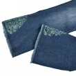 【ILEY 伊蕾】時髦刷白花卉刺繡抽鬚微喇吧牛仔褲(藍色；M-XL；1231338605)